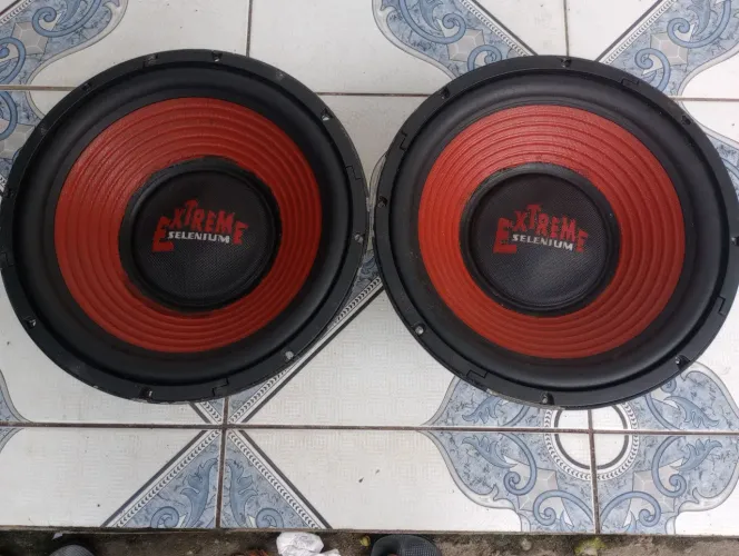 Estou vendendo esse par de alto falantes de 15" polegadas.