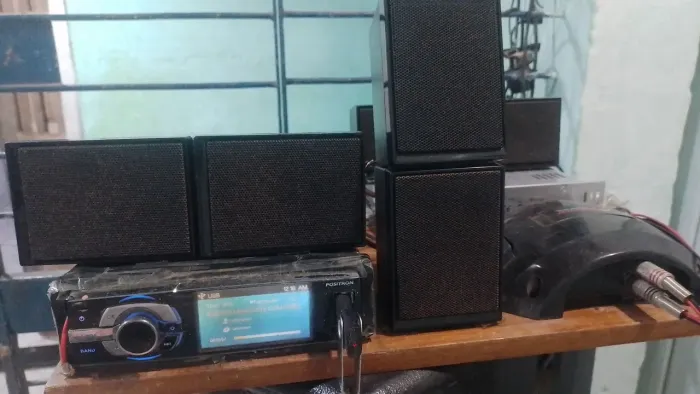 Rádio automotivo.