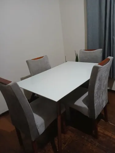 Mesa de jantar com 4 cadeiras