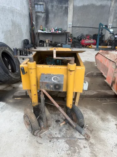 Máquina de meio fio PavimaK PK 620