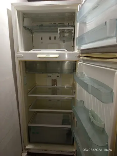 Geladeira com pequeno defeito, so precisa trocar a borracha da porta