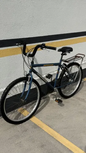 Bicicleta Midway Defender 18 marchas Shimano, aro 26 com bagageiro