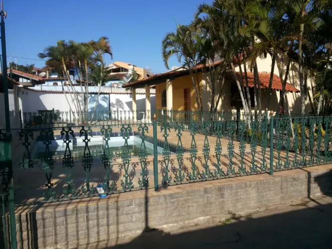 Casa com piscina e 05 quartos, São Pedro da Aldeia