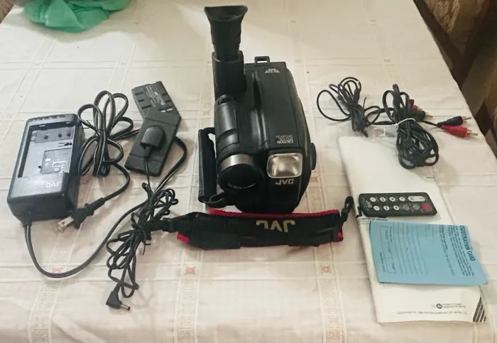 Filmadora VHS JVC GR-AX401 Compacta com Acessórios - Não Testada