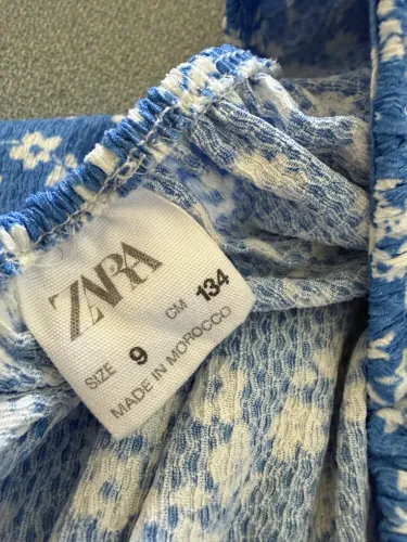 Vestido infantil com estampa floral Zara