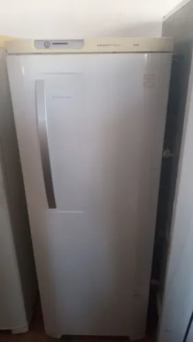 GELADEIRA ELECTROLUX FROST FREE - BRANCA 110v CONSERVADO BOA FUNCIONANDO TENHO OUTROS 