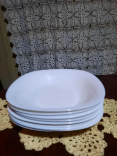 Pratos fundos brancos