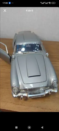 miniatura colecionável do Aston Martin DB5 (1964/1965) inspirada no filme do James Bond 00
