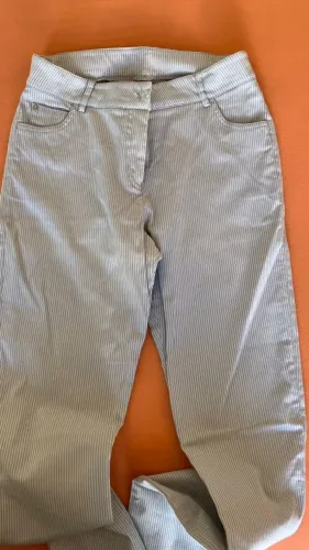 Calça com listras cinza, reta, clássica, super confortável