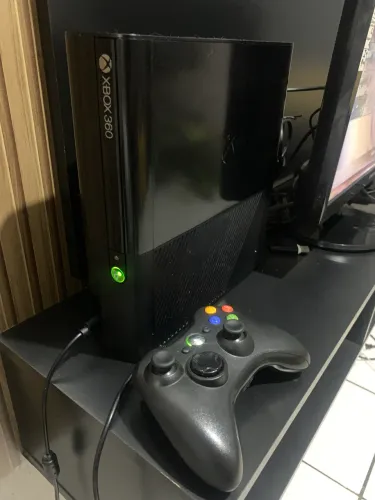 XBOX 360 com desbloqueio rgh 172 jogos, com controle, os cabos e a caixa