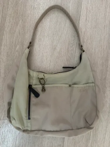 Bolsa Kipling com macaquinho em metal em 2 tons de bege