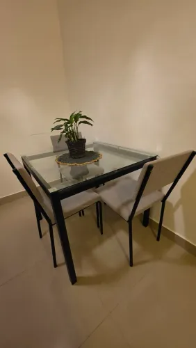 Mesa metal preta de vidro 4 cadeiras