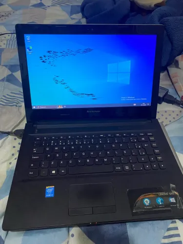 Notebook viciado, com mancha na tela