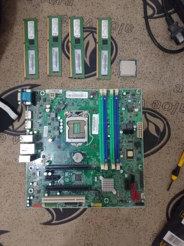 Placa mãe ddr3, com 4 pentes de memória ram de 4 giga , e um processador i5 4670 com video