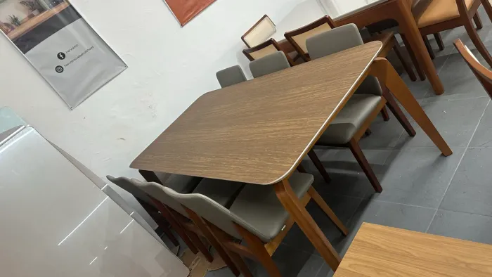 Mesa resistente de madeira