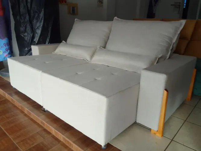 Sofá retrátil e reclinável.