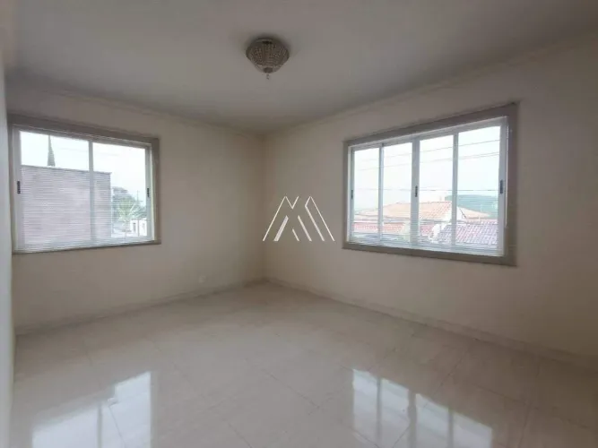 Vendo casa em Itaúna com kitnet para locação com ótima localização!