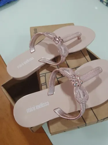 Vendo uma sandália dá melissa tamanho 30.novinha na caixa 60 reais aceito oferta.