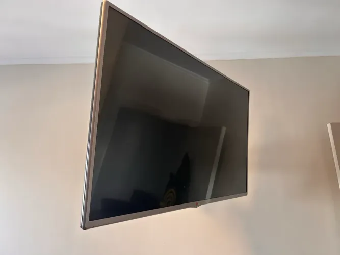 Vendo Smart TV LED de 42 polegadas LG com resolução Full HD (1920 × 1080 pixels )