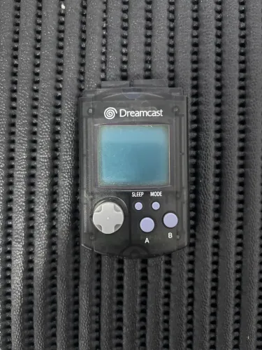VMU (Visual Memory Unit) original do Sega Dreamcast, a famosa memória com tela do console.