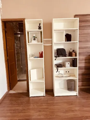Estante multiuso com nicho