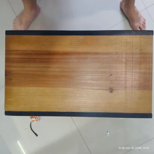 Sapateira, banco, suporte com prateleiras.