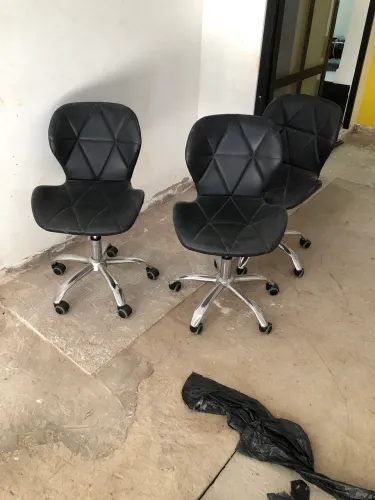 03 cadeiras de escritorio