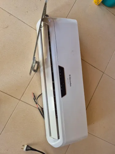 Ar condicionado split Eletrolux 12000 BTUs ( controle + evaporadora)