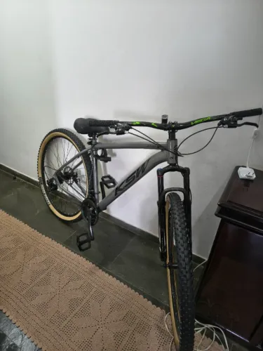Bicicleta KSW XLT 100 Aro 29, Quadro 19, Grafite, 21 marchas (montada e com acessórios)