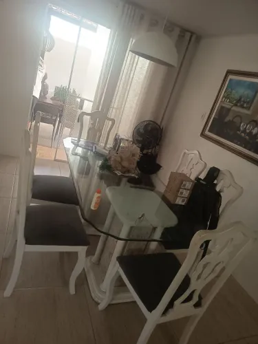 Mesa de jantar de madeira macica