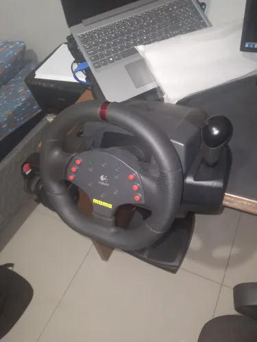 Volante Logitech Momo Racing