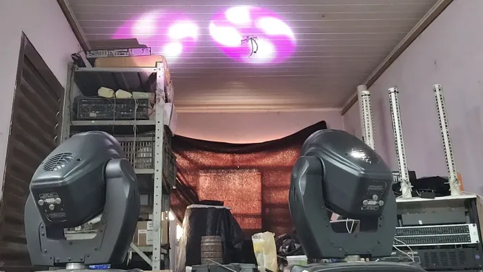 4 moving Spot Head 250.