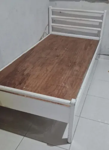 Vendo cama solteiro de madeira! Não entrego.