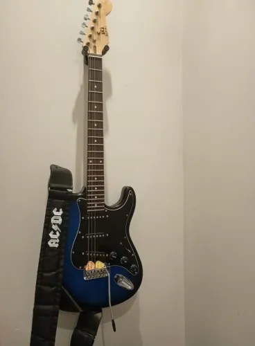 Guitarra elétrica stratocaster semi nova + correia + 2 palhetas