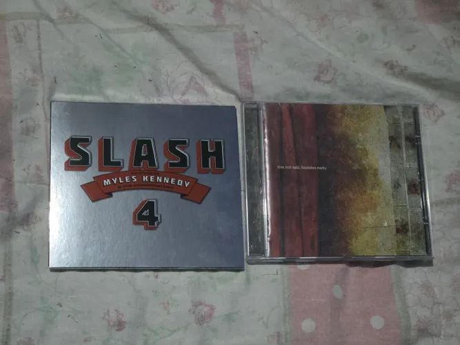 CD Slash Featuring Myles Kennedy and the Conspirators e CD Nine Inch Nails - Hesitation M.