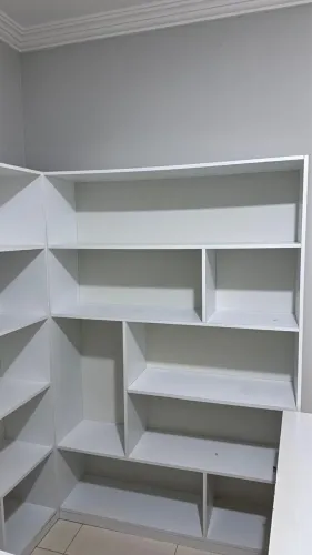 Vendo estante e mesa de escritório.