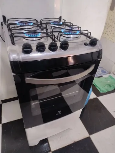 Fogão Electrolux Semi novo 4 bocas.