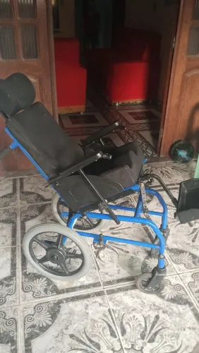 Vendo uma cadeira de rodas estilo carrinho especial