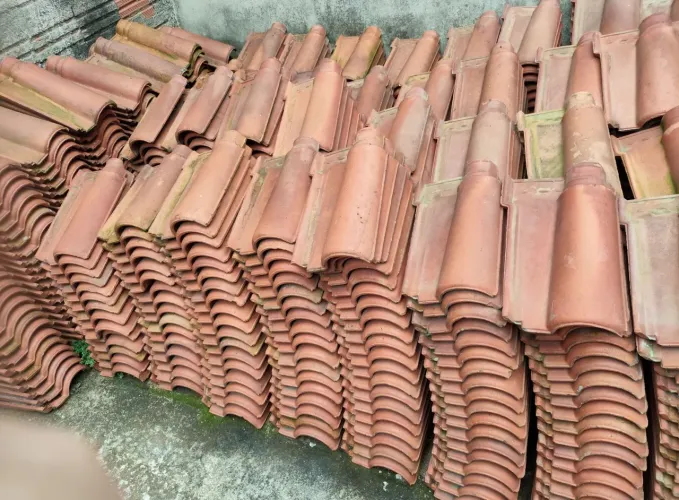 VENDO TELHAS PORTUGUESA EM BOM ESTADO POR 0,90 CENTAVOS CADA TELHA