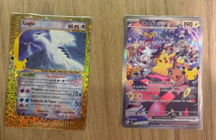 2 cartas Pokemon: Lugia e Pikachu (cartas estão NM)