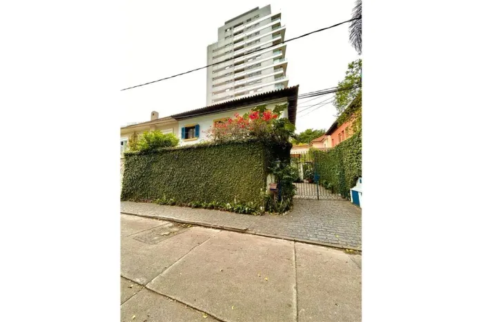 Imperdível Residência de Luxo no Paraíso: 4 Quartos, 1 Suíte, 2 Banheiros, 3 Vagas de Gara