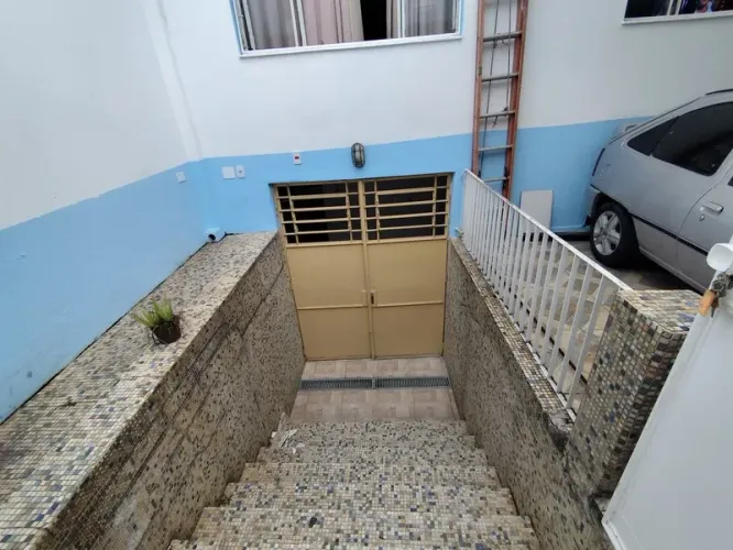 Casa para locação em nível inferior, 1 quadra da Rua das Flechas!