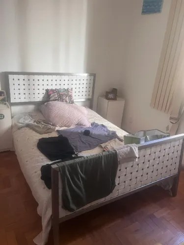 Cama de casal - estrutura de ferro e couro
