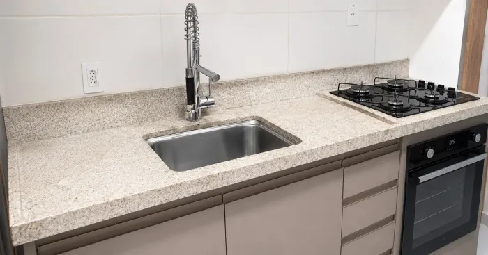 Pedra de bancada em mármore Itaúna com recorte para pia e cooktop