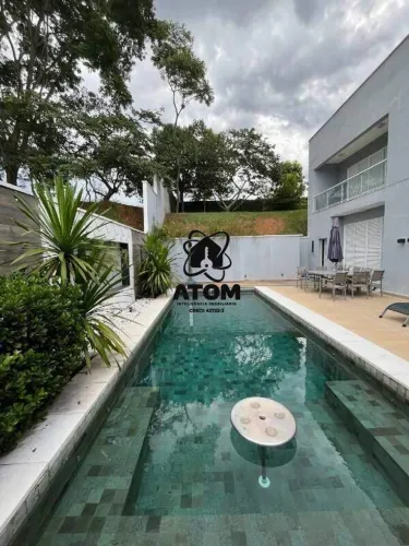 Casa em condomínio com móveis planejados e piscina disponível para locação em condomínio e