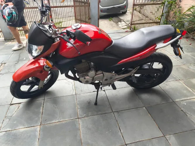 CB300R Vermelha