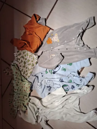 Estou doando muitas roupas de bebê masculino 0 a 3 meses