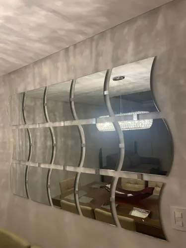 Espelho decorativo com placas onduladas