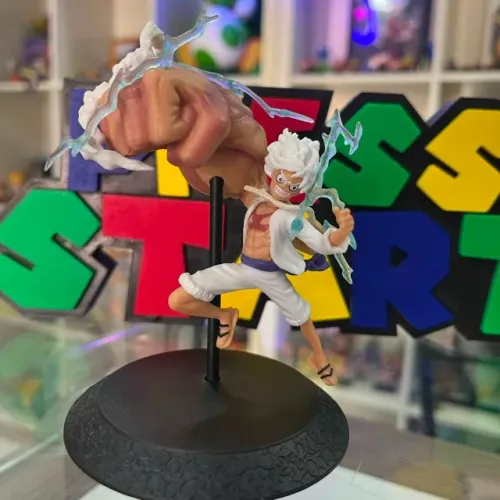 Action figure Monkey D. Luffy em sua forma "Gear 5"