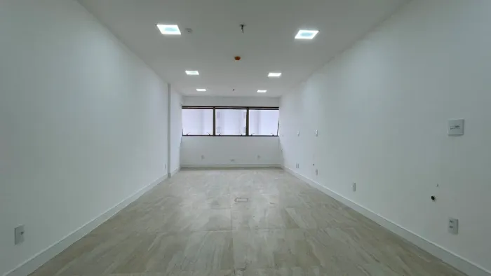 Sala comercial em frente ao Colégio Granbery para locação